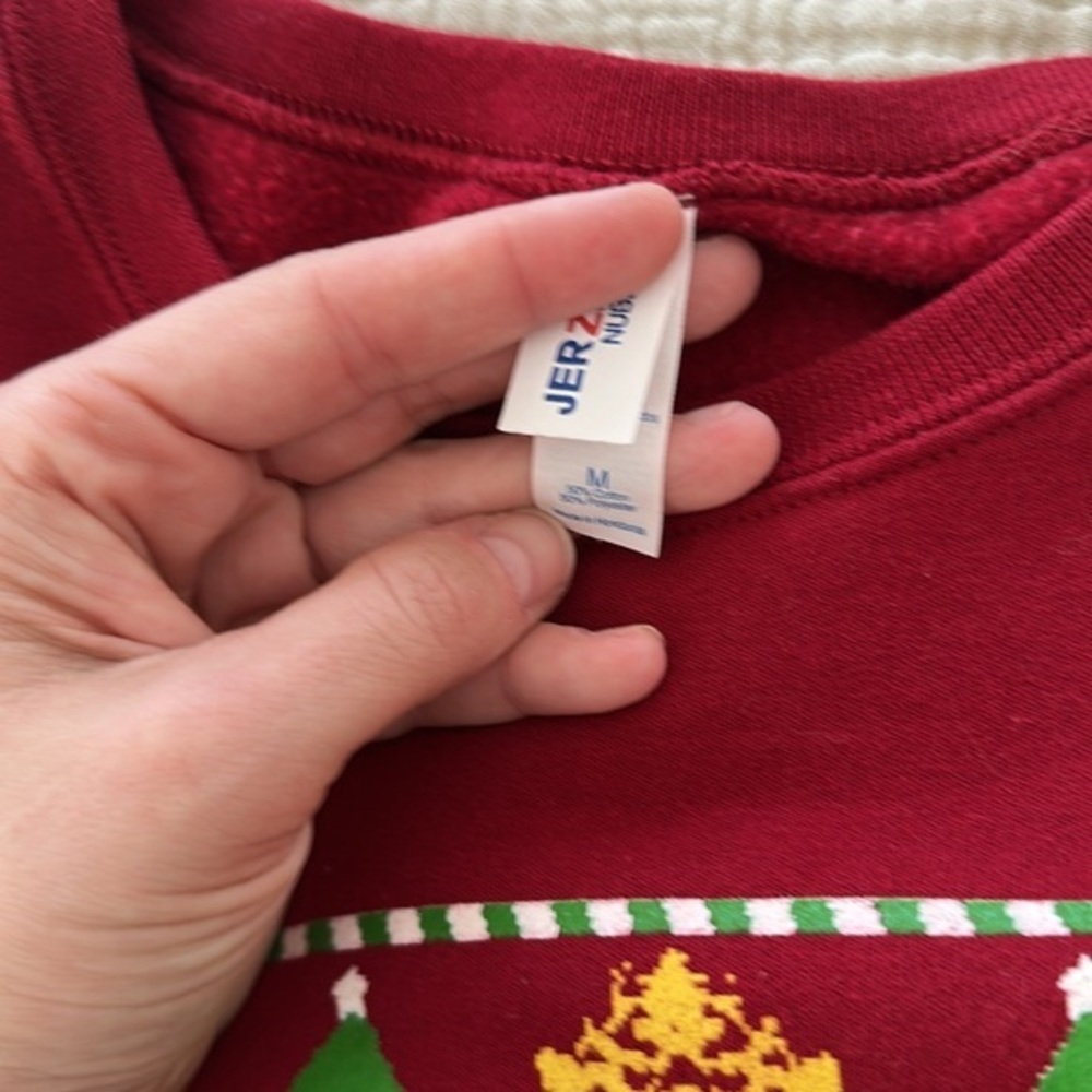 Peace Love Jonas‎ 🎅🏻 Jonas brothers Christmas crew neck size medium - Picture 2 of 2